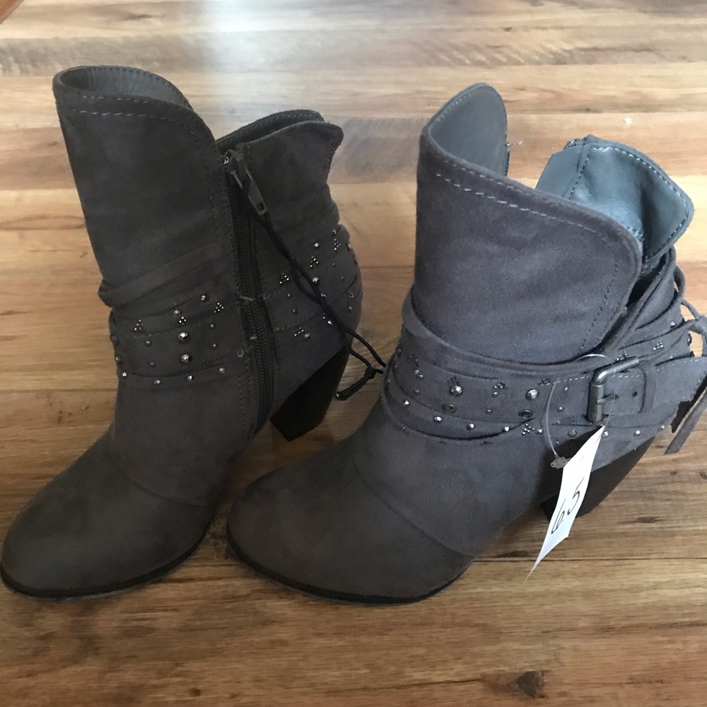 Completely adorable gray suede booties with bling
